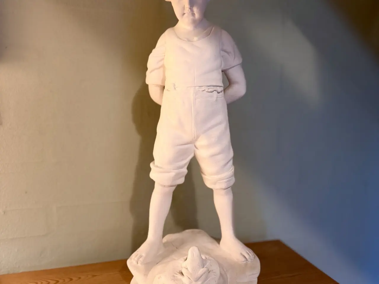Billede 2 - Gipsfigur - dreng med tudse