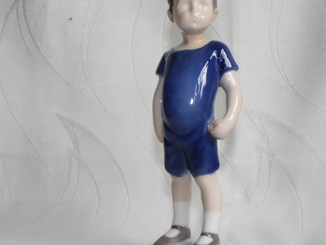 Billede 11 - Kaj, Stående dreng. Figur fra B&G