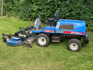 Iseki SF330 diesel plæneklipper med 2 m klippebord