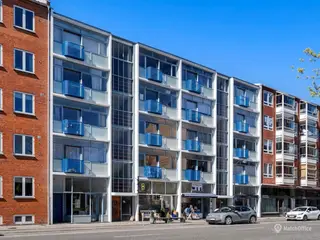 Udlejning af lyst butikslokale 91 kvm inkl. 22 kvm kælder i den præmieret og ny renoveret ejendom. tegnet af Mogens Lassen