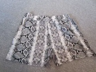 Smarte shorts med slangeprint i str 36