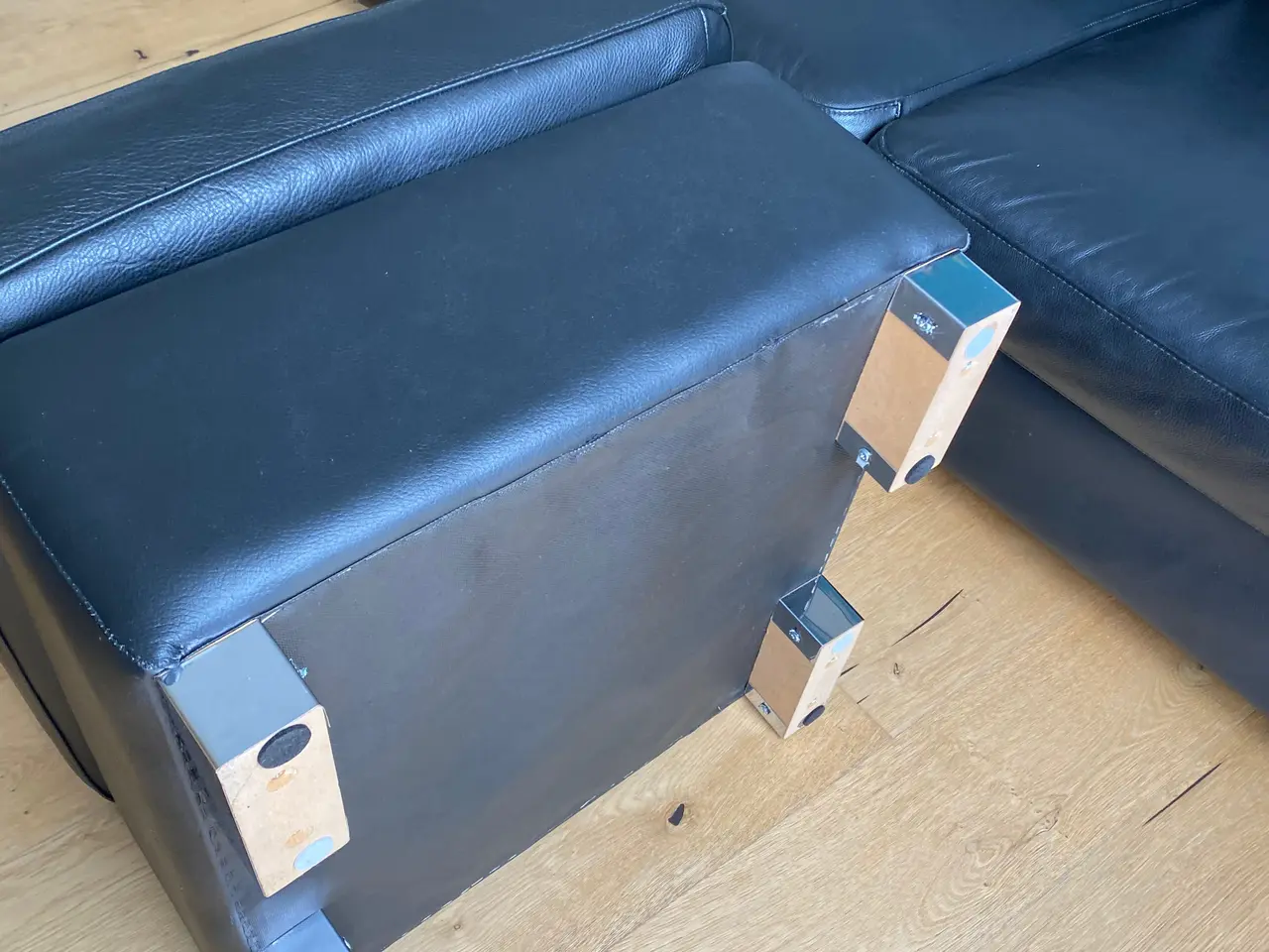 Billede 5 - Flot og komfortabel lædersofa i sort læder.