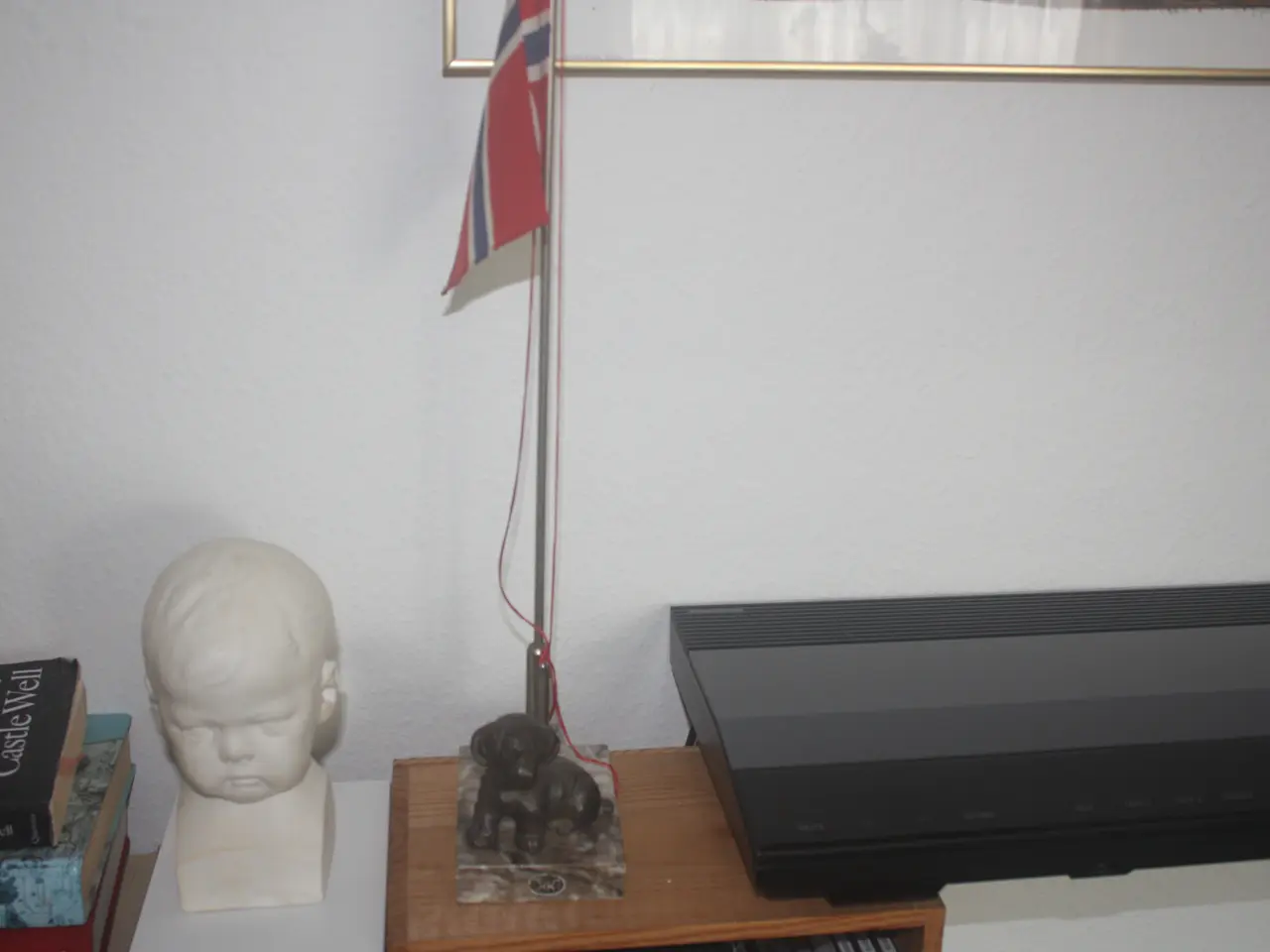 Billede 2 - Flagstang med metal figur / hund med norsk flag
