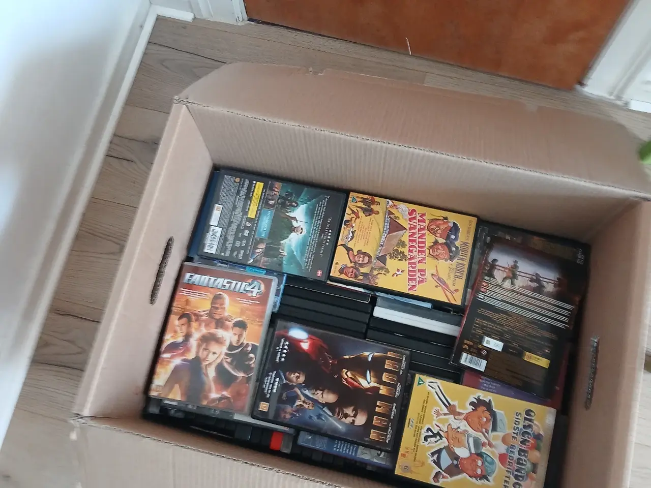 Billede 2 - Papkasse med film sælges samlet
