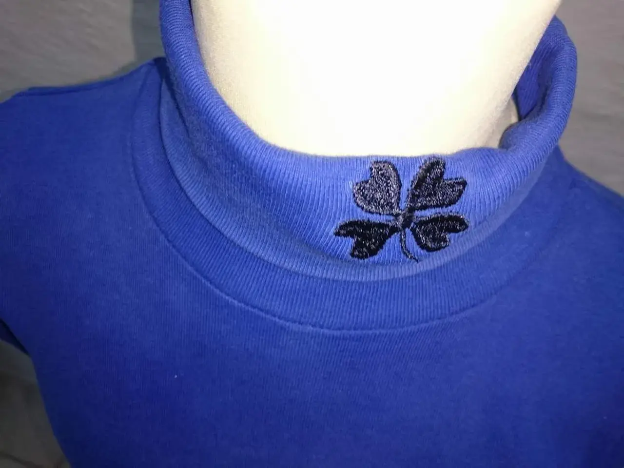Billede 2 - Hollys bluse med stor kløver. 6/7 år