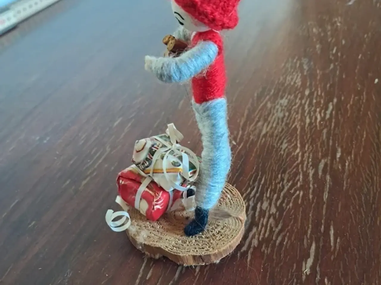 Billede 2 - Nisse med gaver