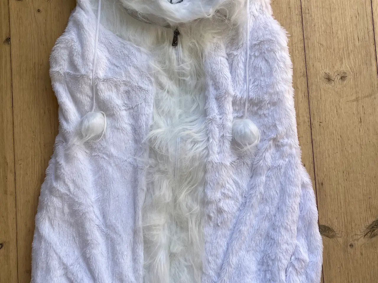 Billede 4 - Isbjørnekostume str 10-12 år