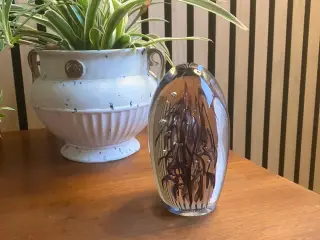 Håndlavet brevpresser i glas med lilla dekoration 