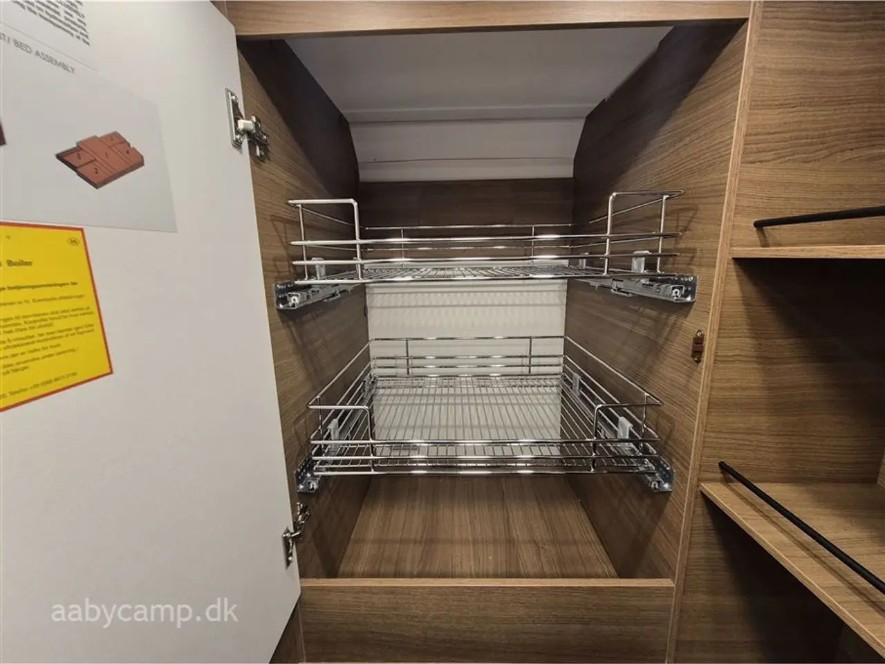 Billede 18 - 2027 - Benimar Yrteo 885 En lille veludstyret camper med et fantastisk rummeligt indre på kun 6,39 meter.