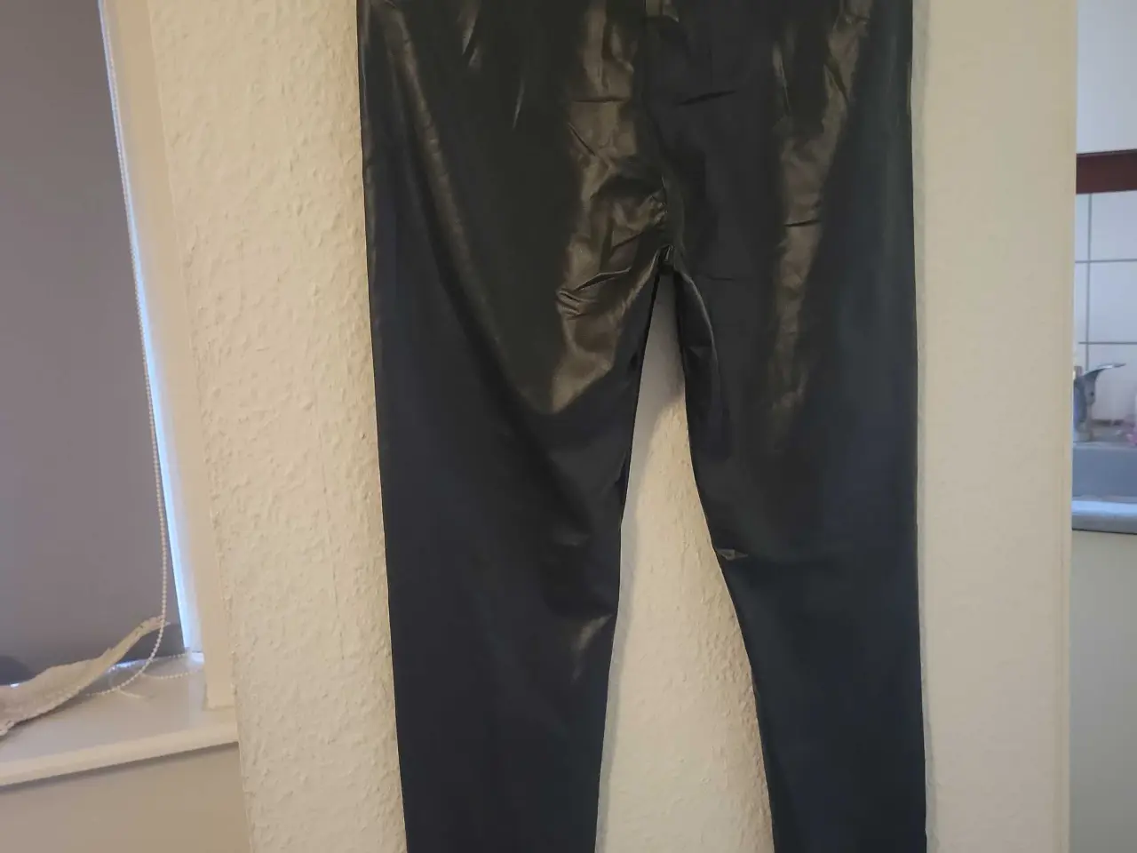 Billede 4 - Sorte & Lyserøde Latex Leggins