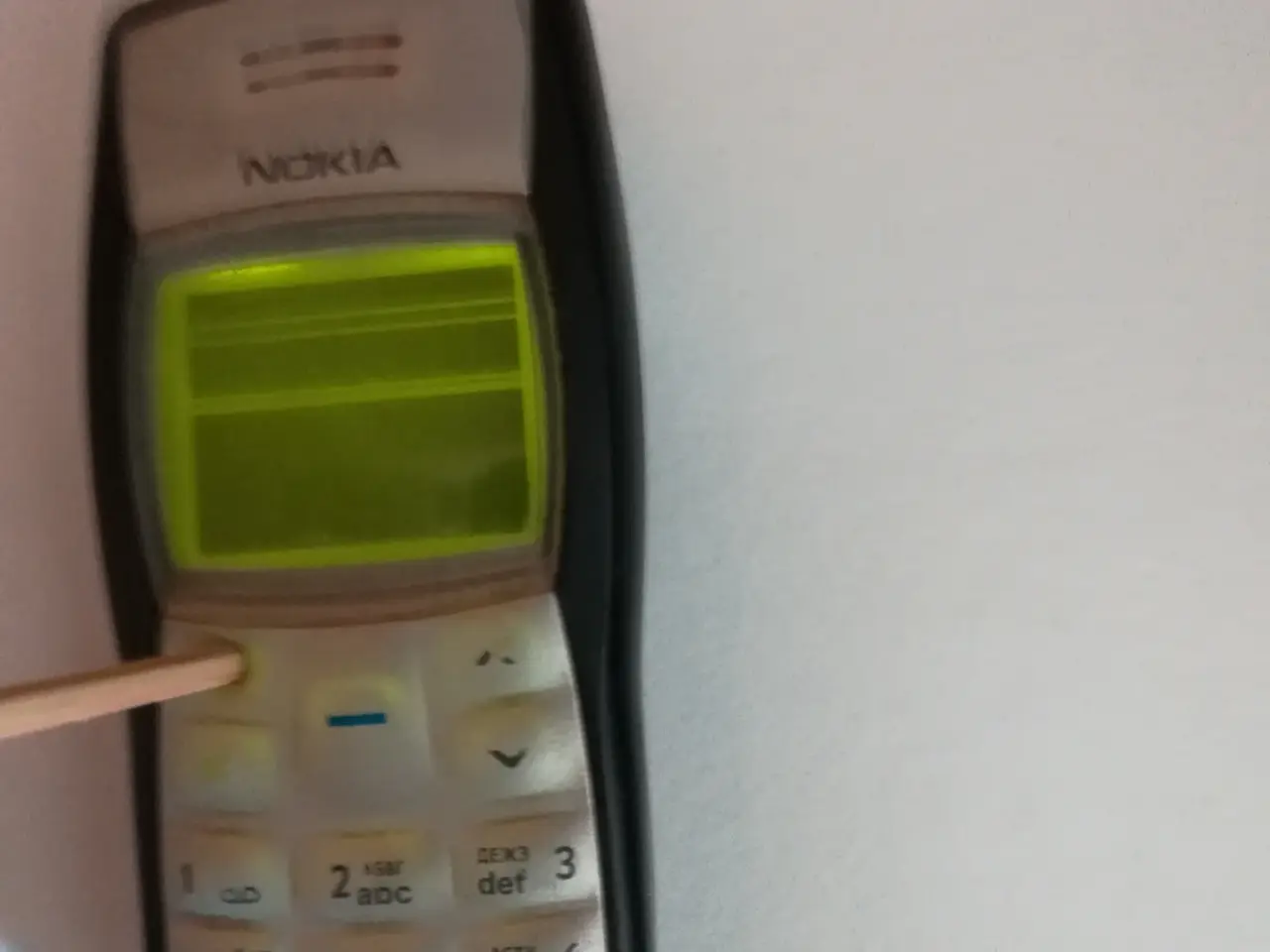 Billede 1 - Nokia 1100 - Language menu: English and Cyrillic 
