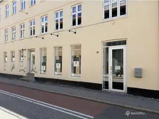 Lyst og charmerende lejemål perfekt til butik - showroom - klinik