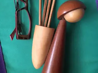 Teak holder med pejsetændstikker. Giv et bud.