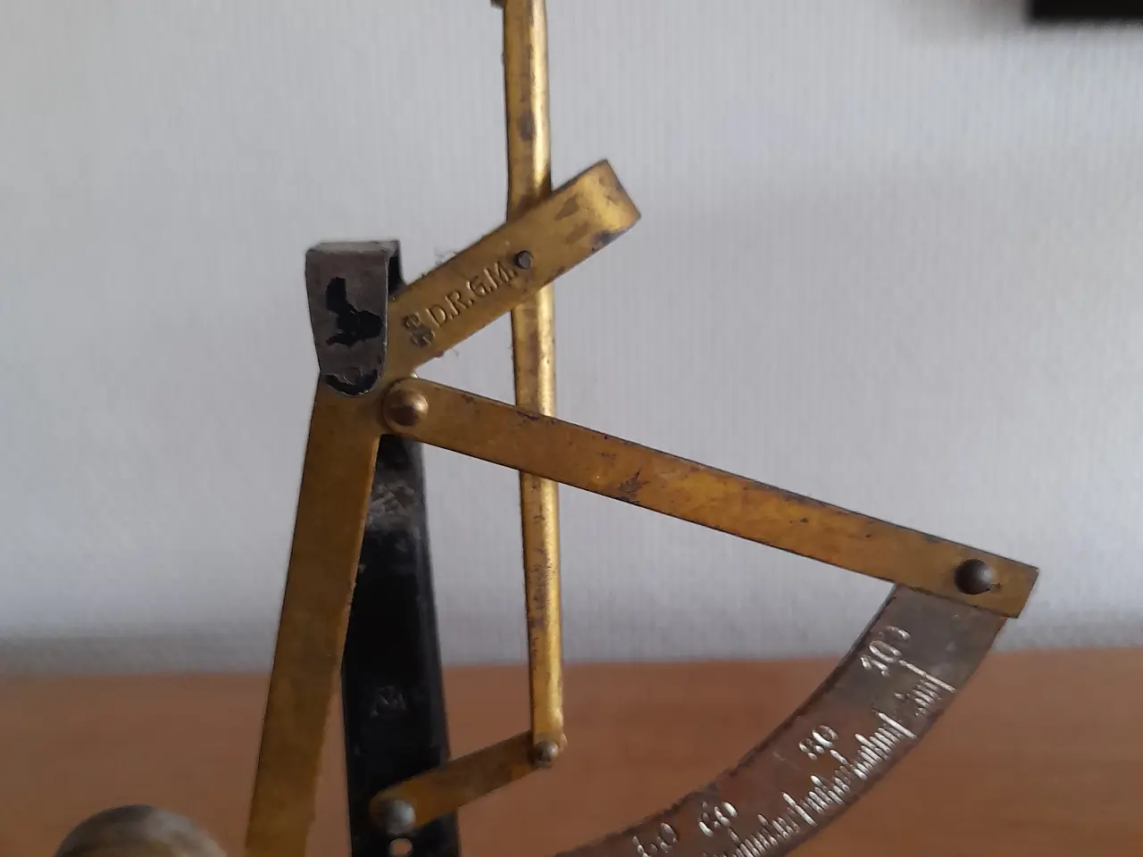 Billede 2 - Antik æggevægt i messing med metal fod..