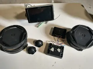 Bilstereo med touchskærm og fed lyd