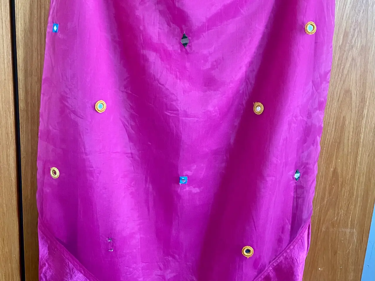 Billede 1 - Pink nederdel med pynt