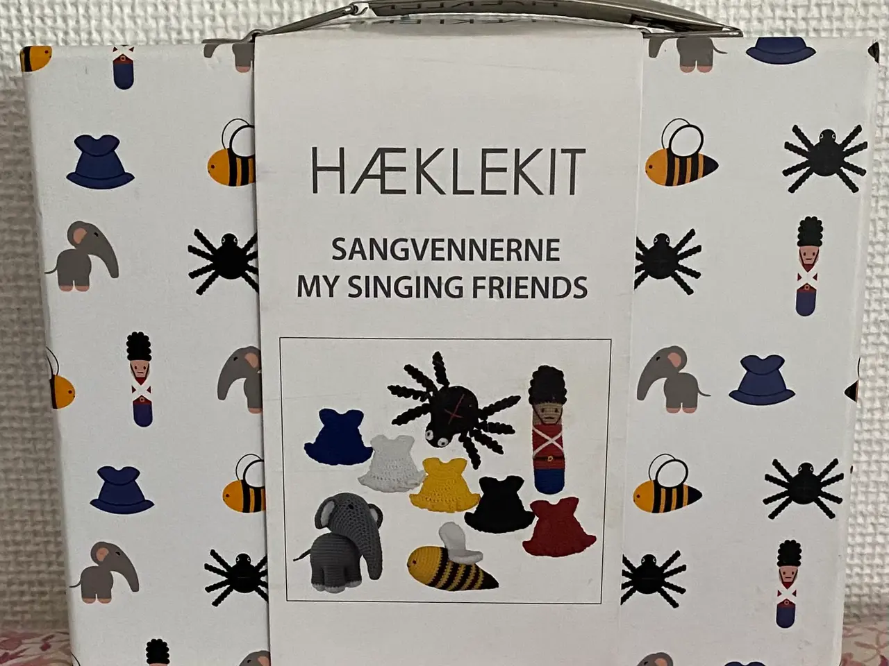 Billede 1 - Hæklekit/Sangkuffert med opskrifter og garn