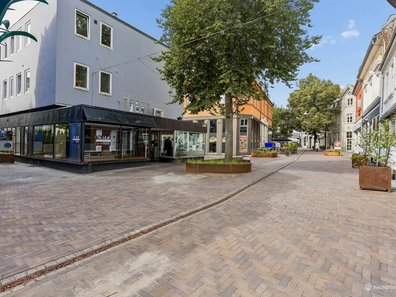 Billede 10 - Moderniseret og flot lejemål med store facadevinduer