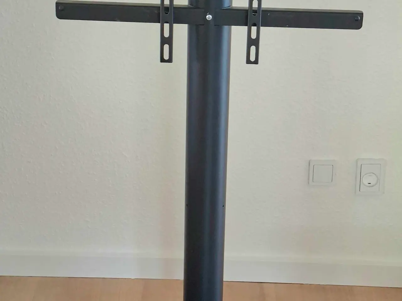 Billede 1 - Tv stander med hjul