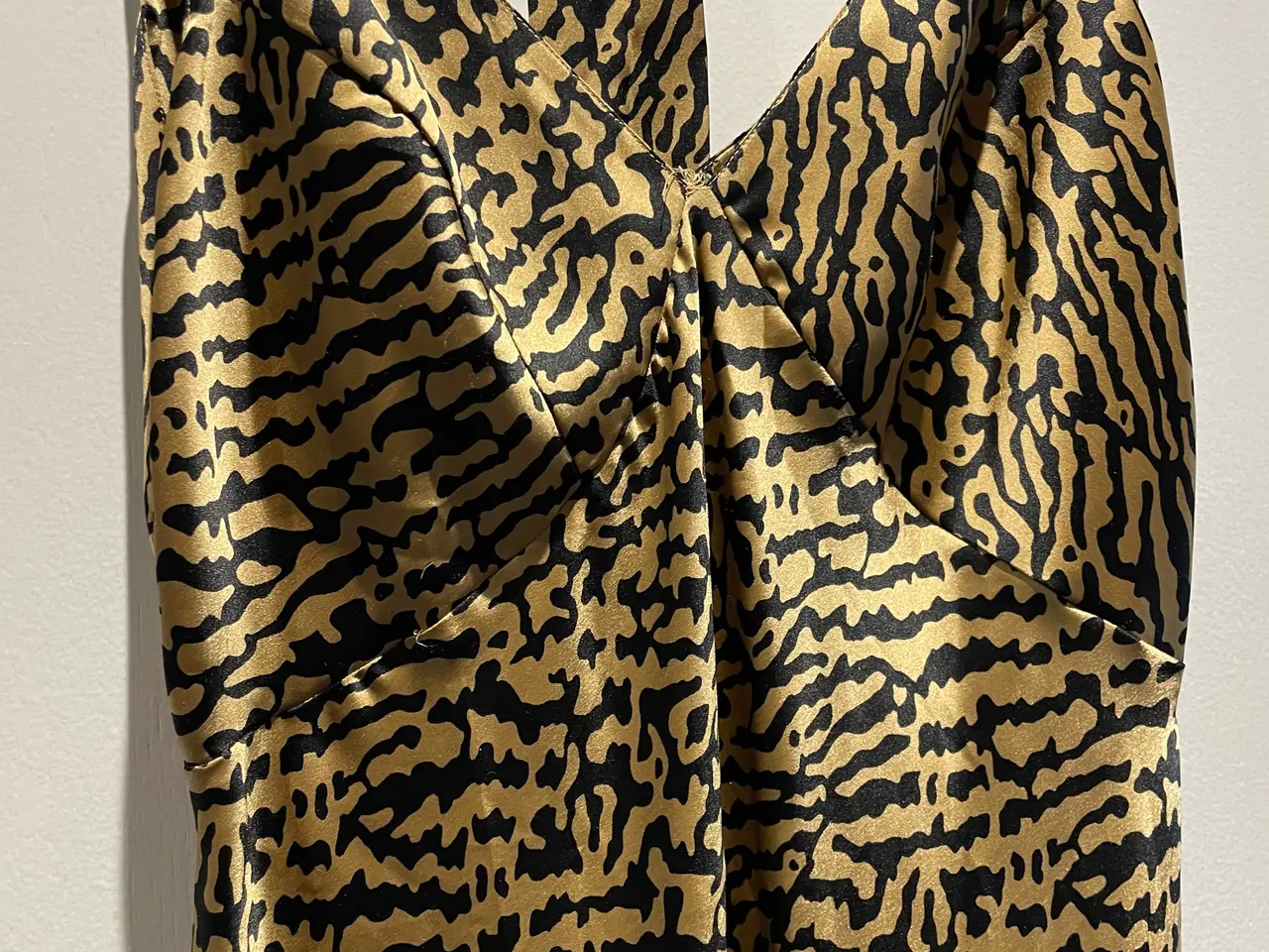 Billede 10 - Kjole i gylden/ sort zebra mønstret skinnende stof