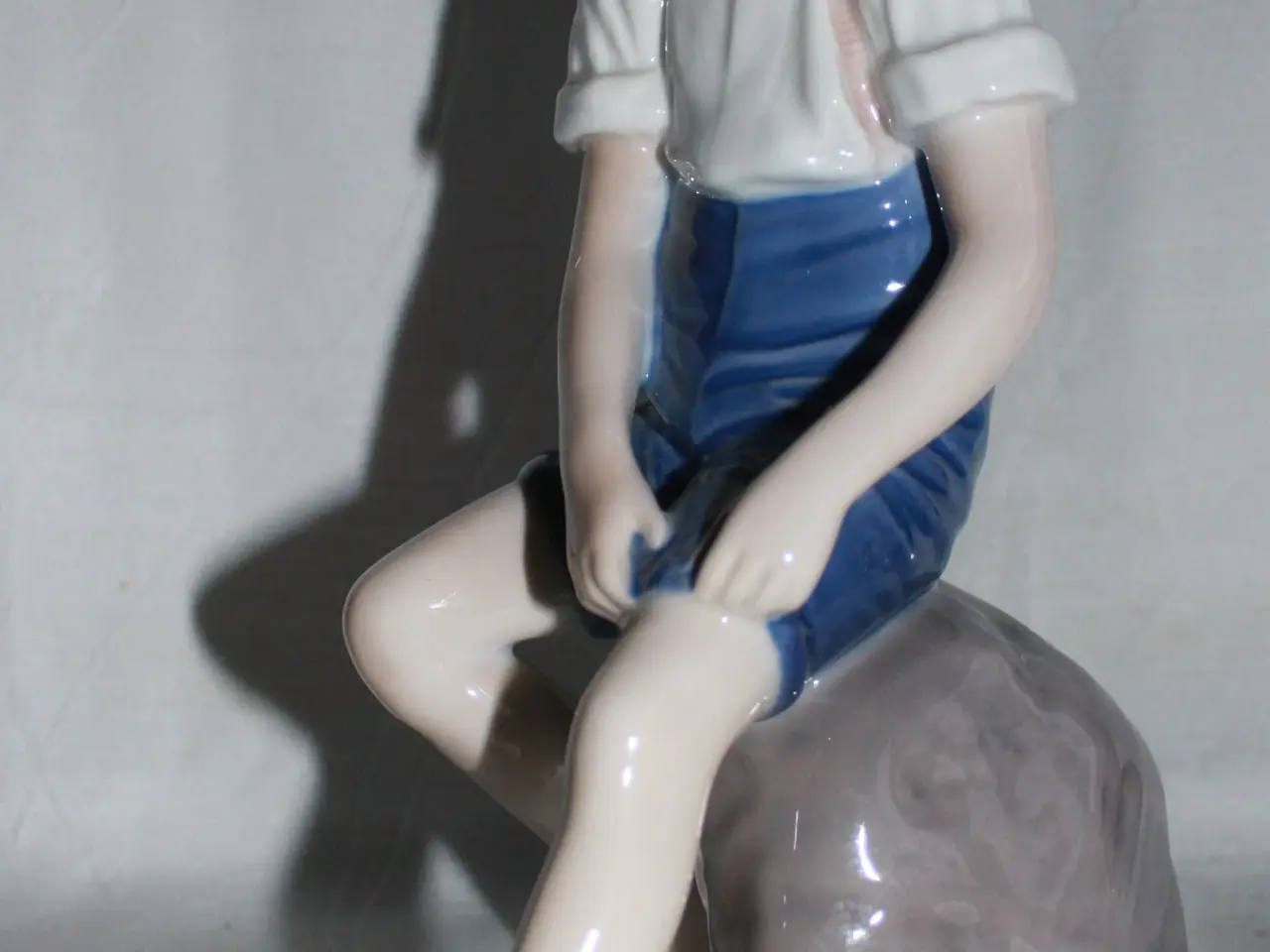 Billede 2 - Porcelænsfigur "dreng på sten" fra B&G