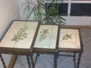 Tre i et bord. Blomster kakler