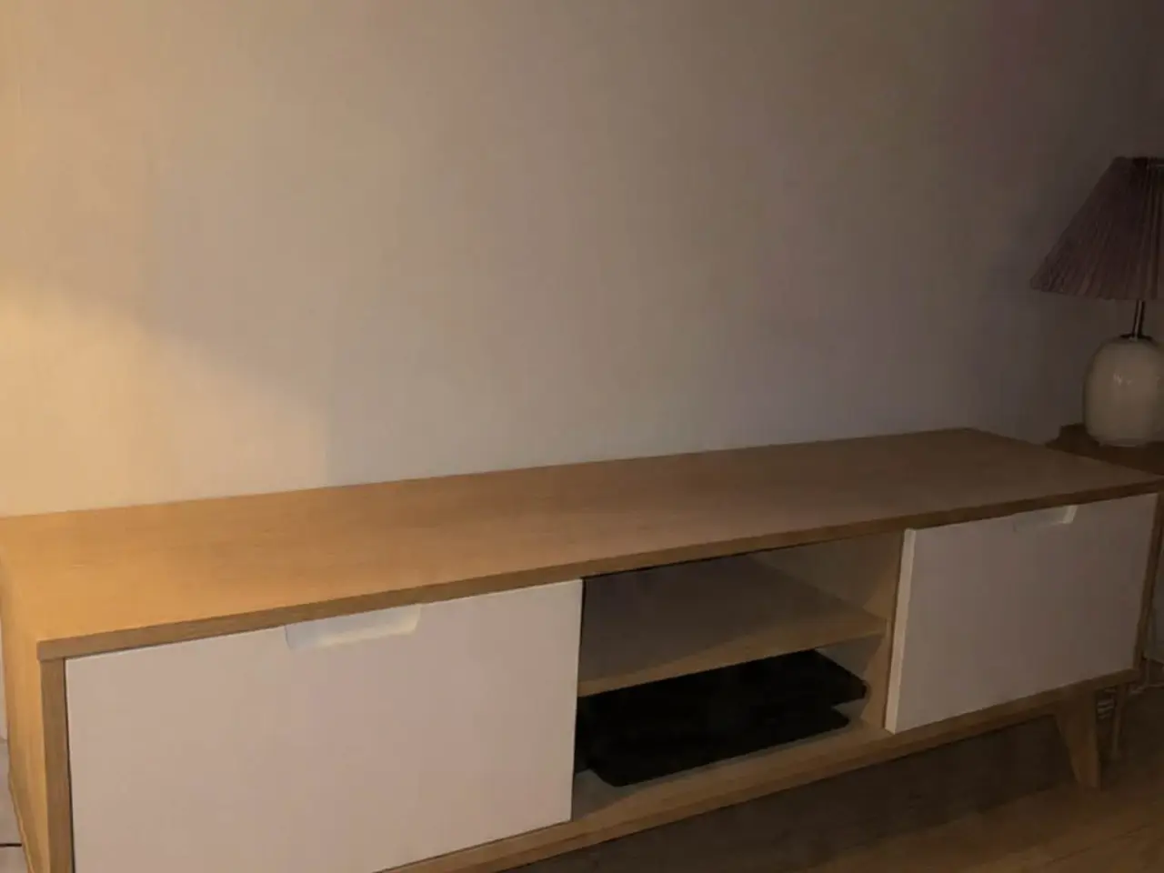 Billede 1 - Flot TV-bænk i træ til salg