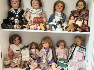 Samling gl. dukker af porcelæn m.m