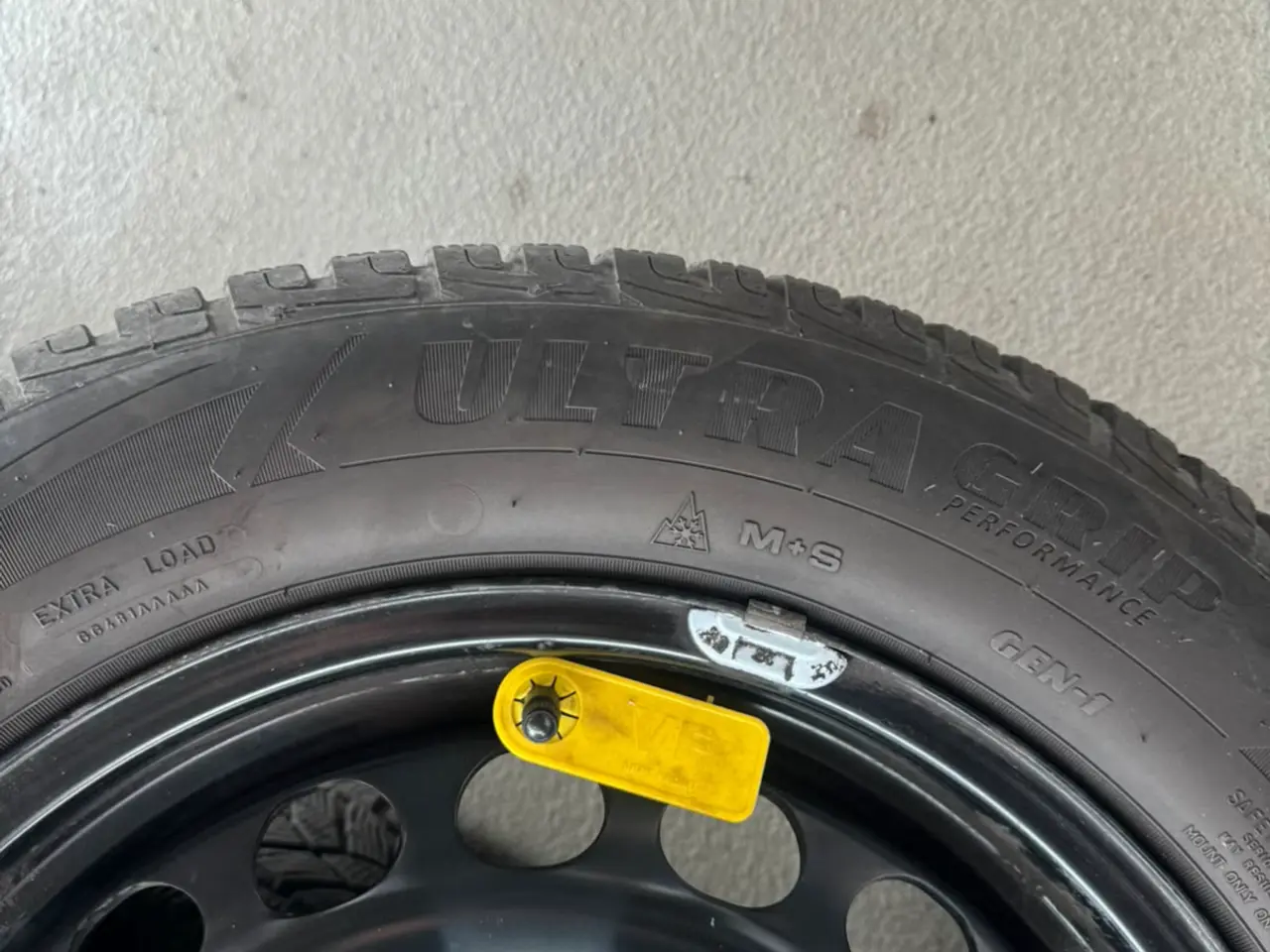 Billede 5 - Helårs dæk 215/60/R16 Good Year Siddet på Vw Passa