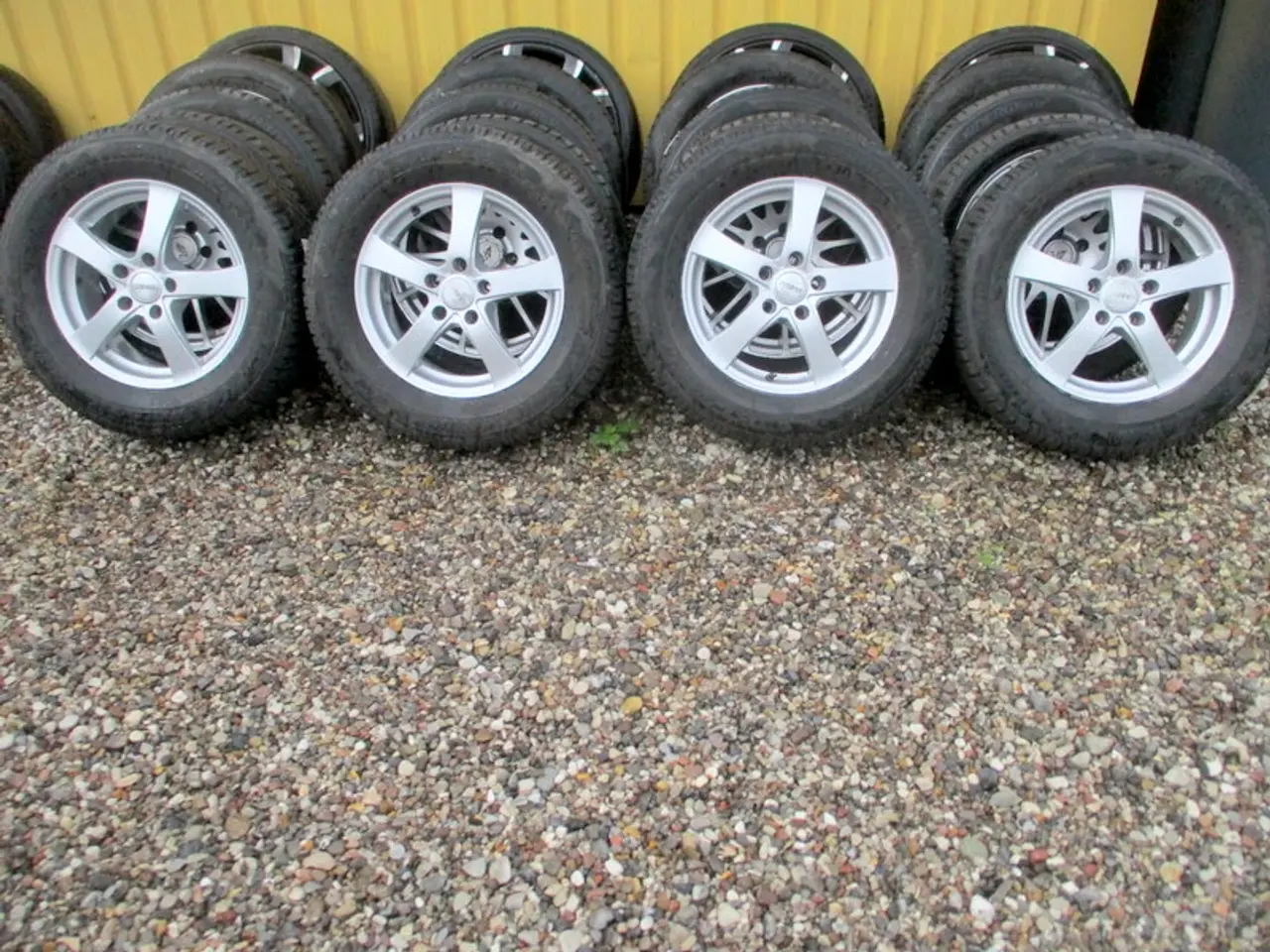 Billede 1 - 16" Dezent 5X114,3 ET40 235/60/16" vinterdæk