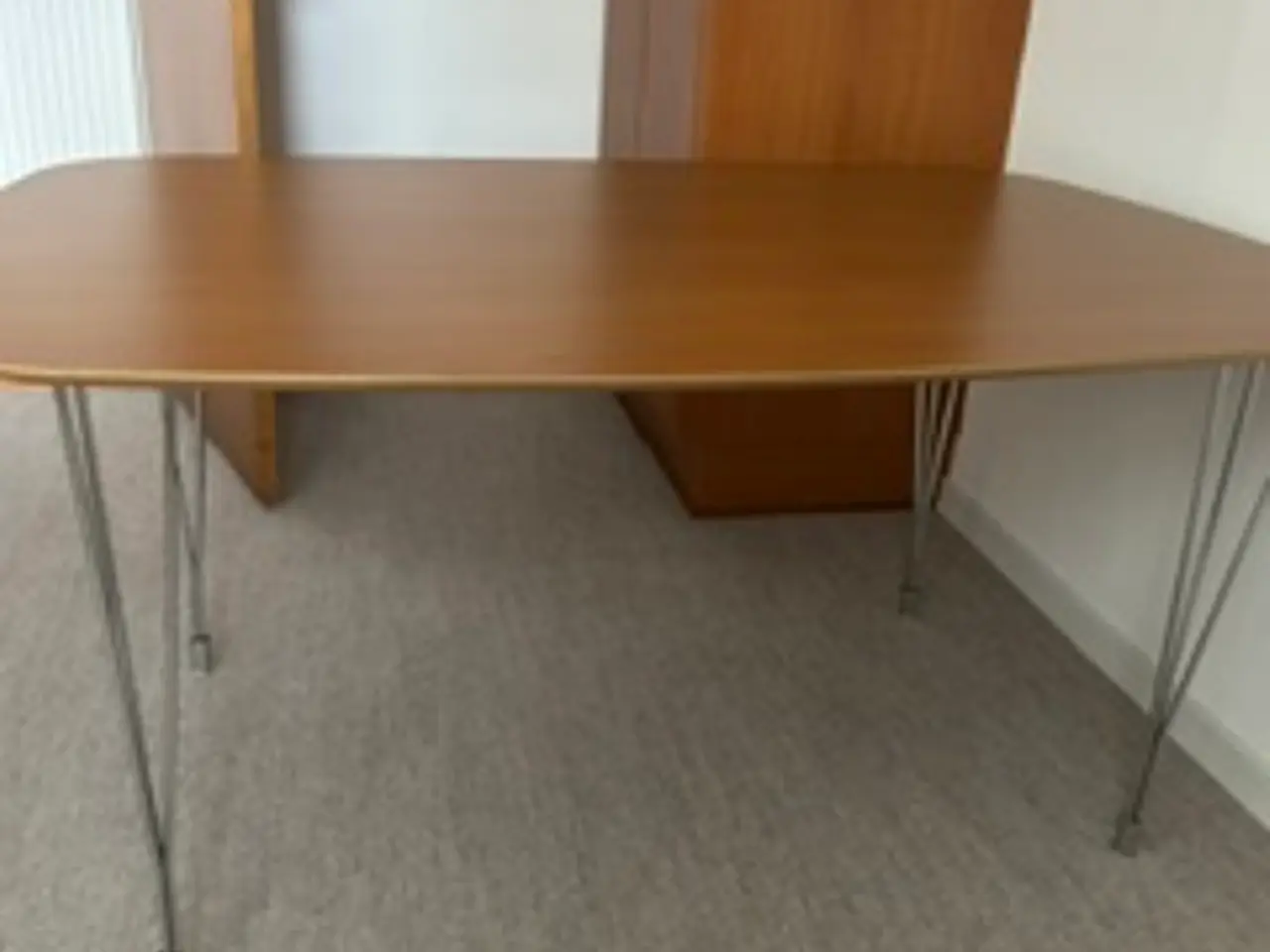 Billede 1 - spisebord med tulipanben