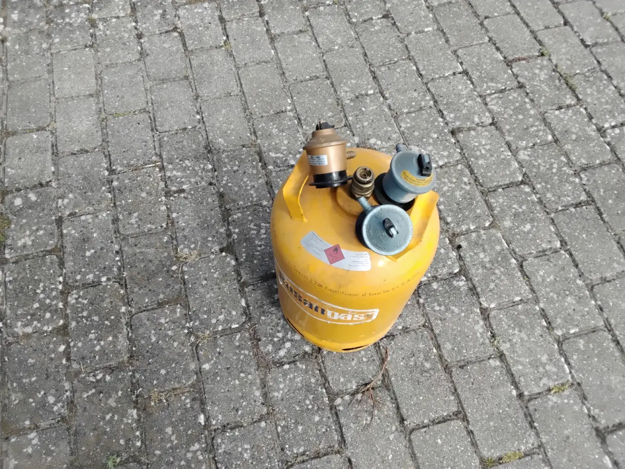 Billede 2 - Tom gasflaske og tre regulatorer sælges.