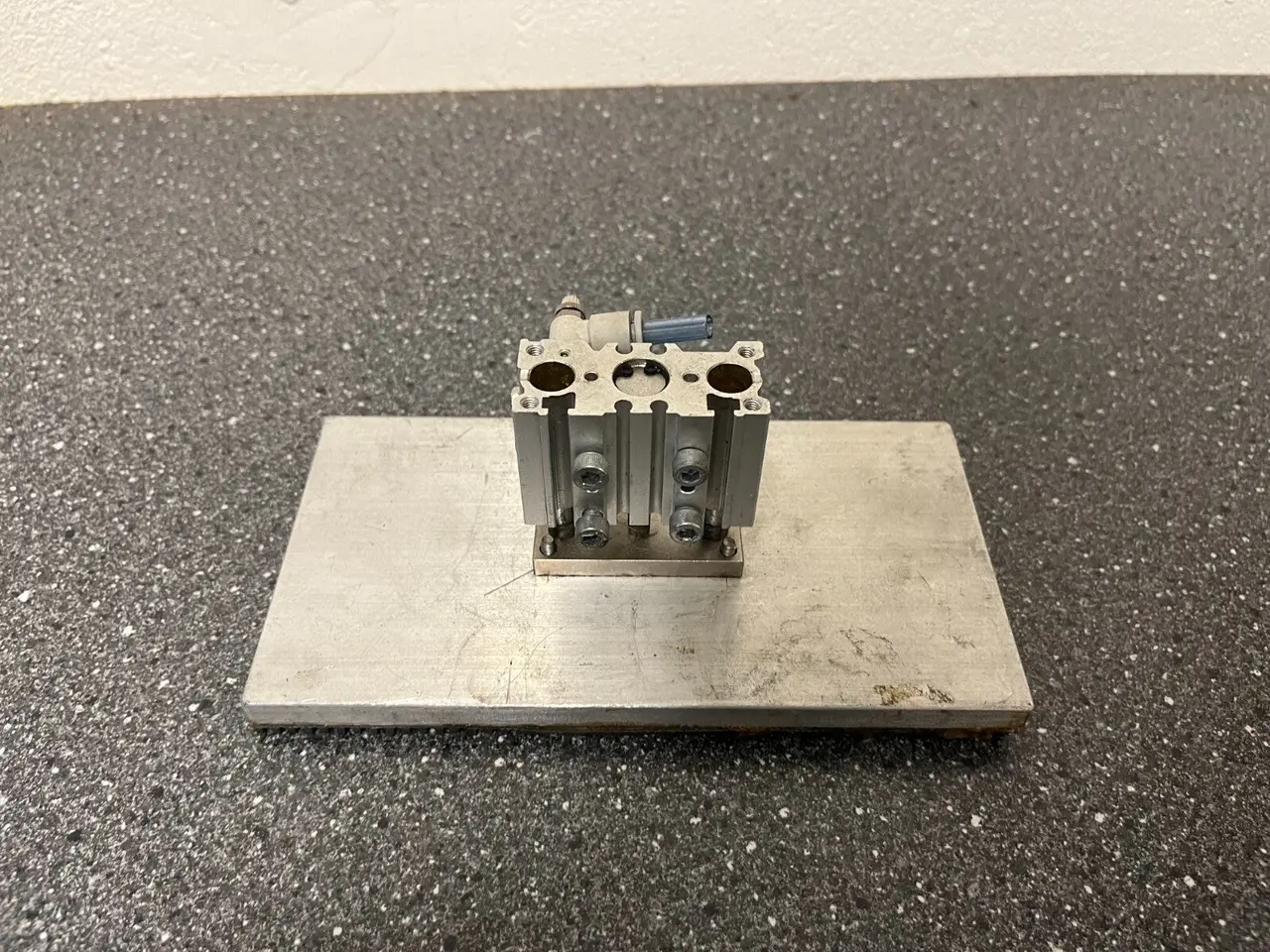 Billede 2 - Pneumatic Gripper/Clamp med Mounting Base - brugt