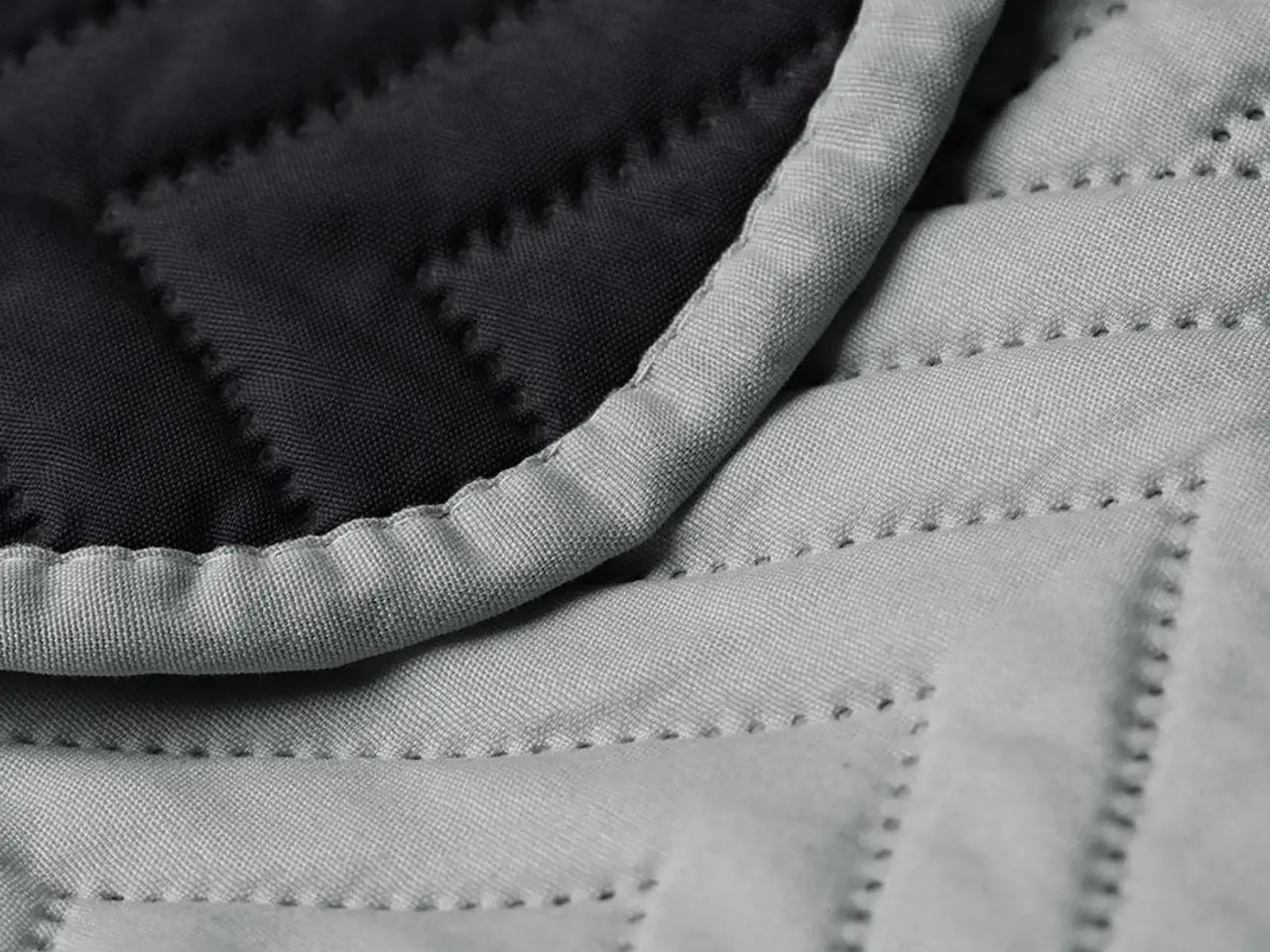 Billede 4 - Sengetæppe dobbeltsidet mikrofiber 260x280 - AmeliaHome Softa, sort/grå