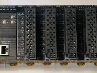 Omron CJ2M-CPU33 PLC System med CJ1W-ETN21, 3x & –