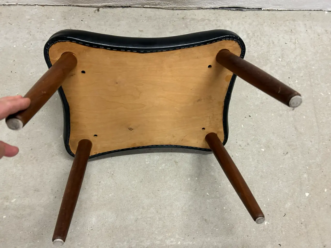 Billede 5 - 🇩🇰 Klassisk dansk vintageskammel i teak og sort 