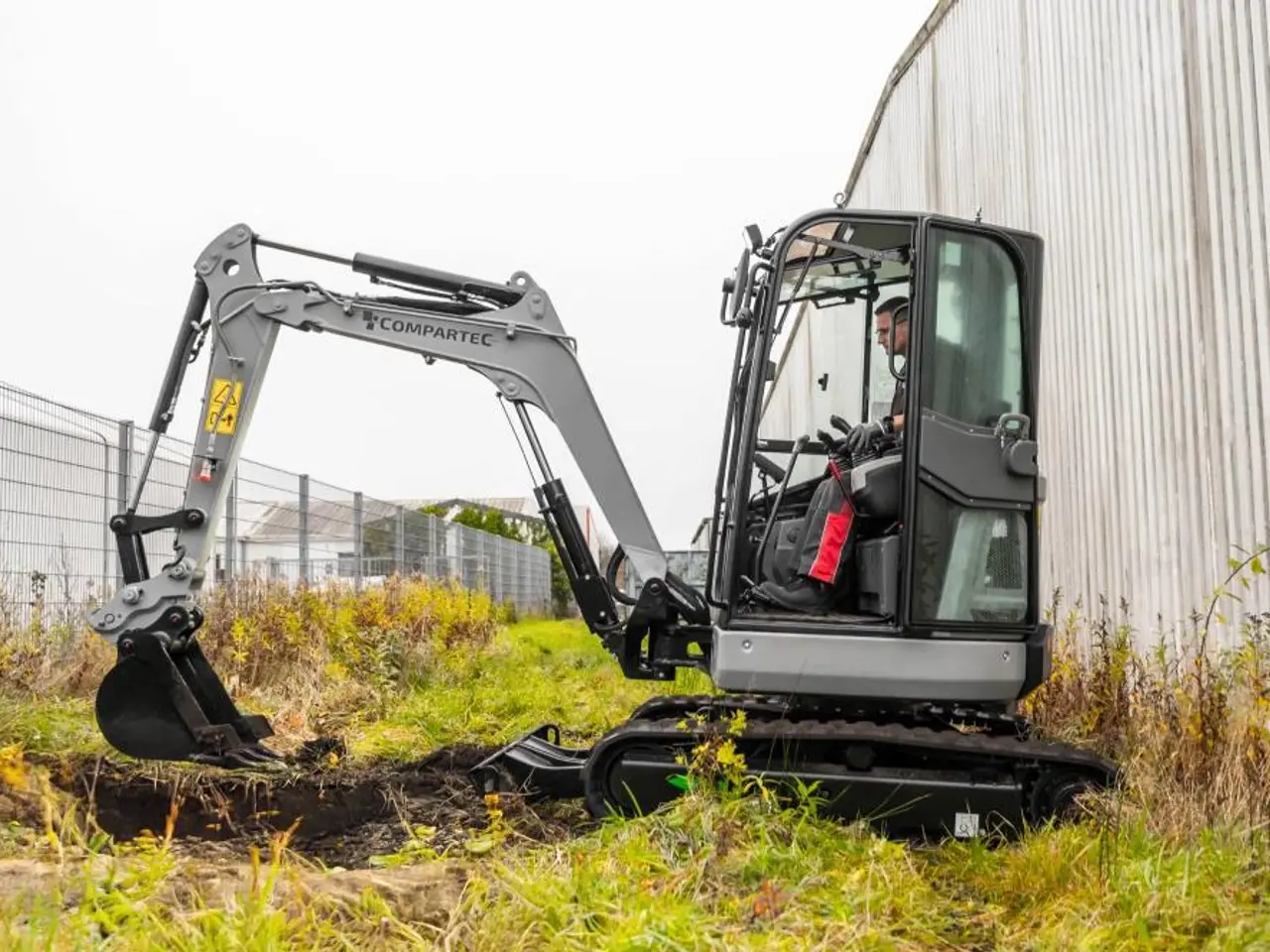 Billede 14 - Bobmaster Ultimate diesel minigraver - 2,7 tons med drejearm og joystick, inkl. skovlsæt