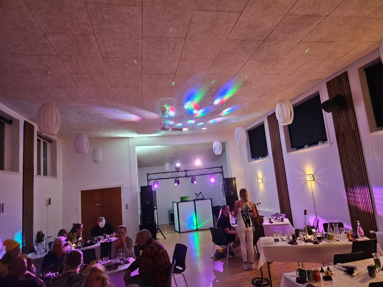 Billede 7 - Komplet Diskotek med DJ udlejes