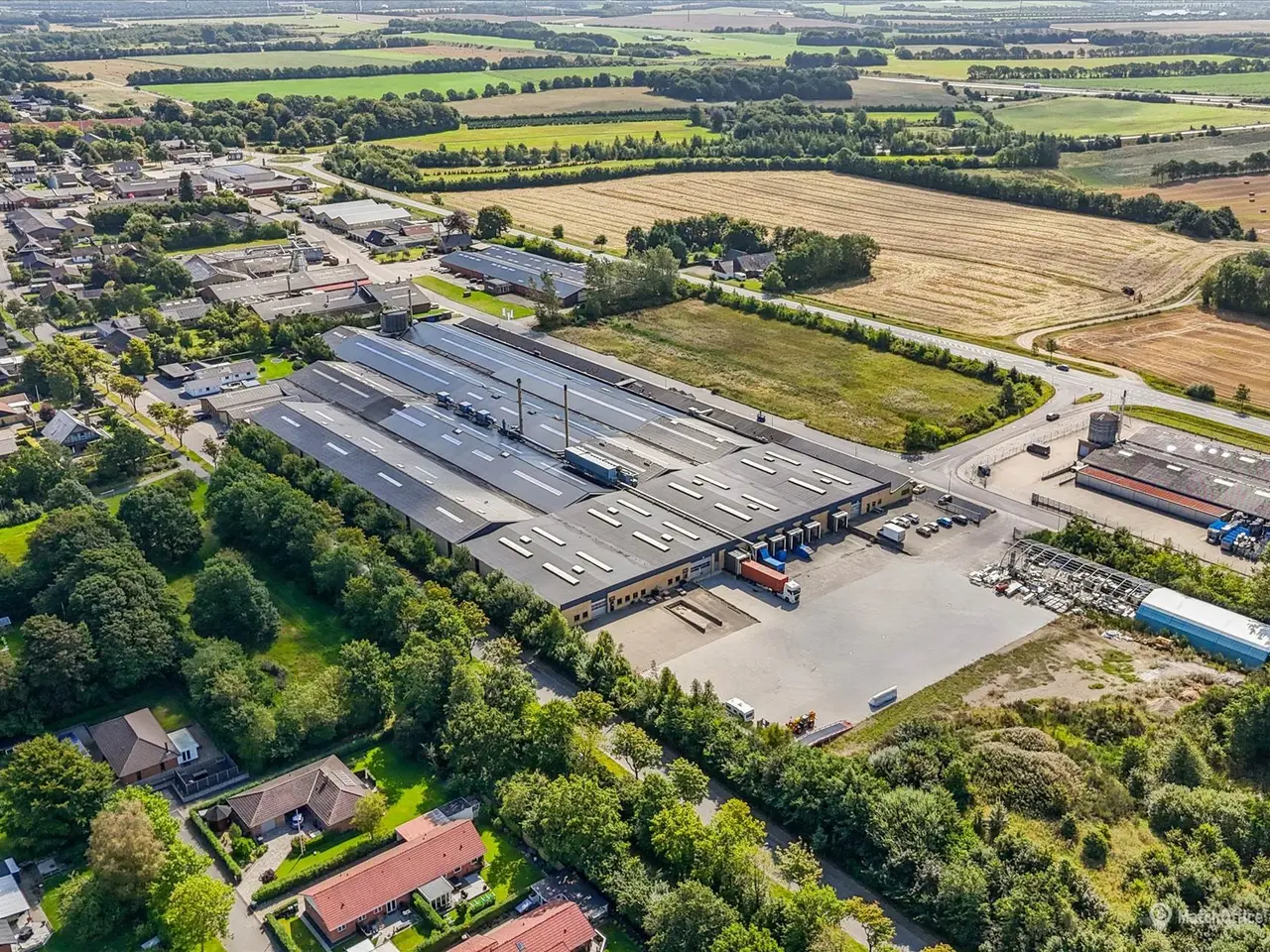 Billede 1 - Højloftet lagerlejemål med gode logistikforhold