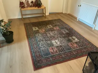 Tæppe i rødlige nuancer