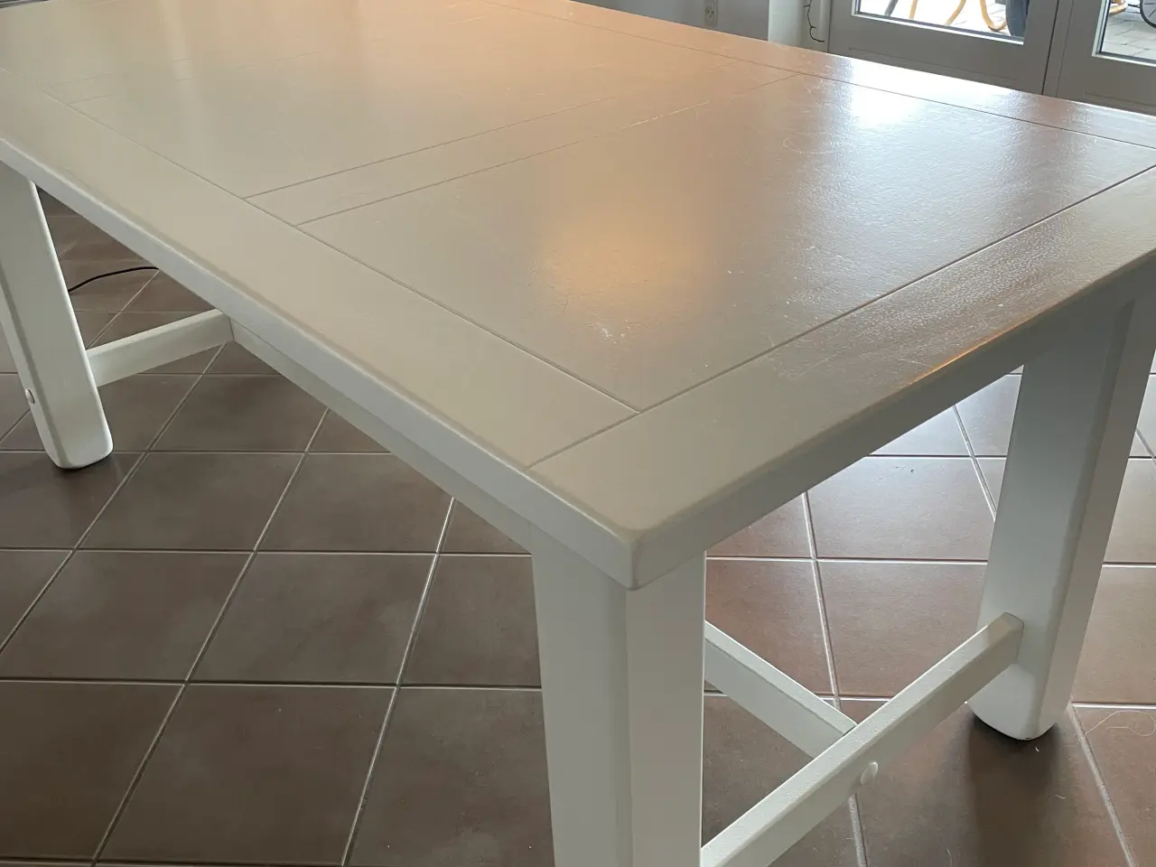 Billede 3 - Spisebord i massiv træ lakeret med 5 stole