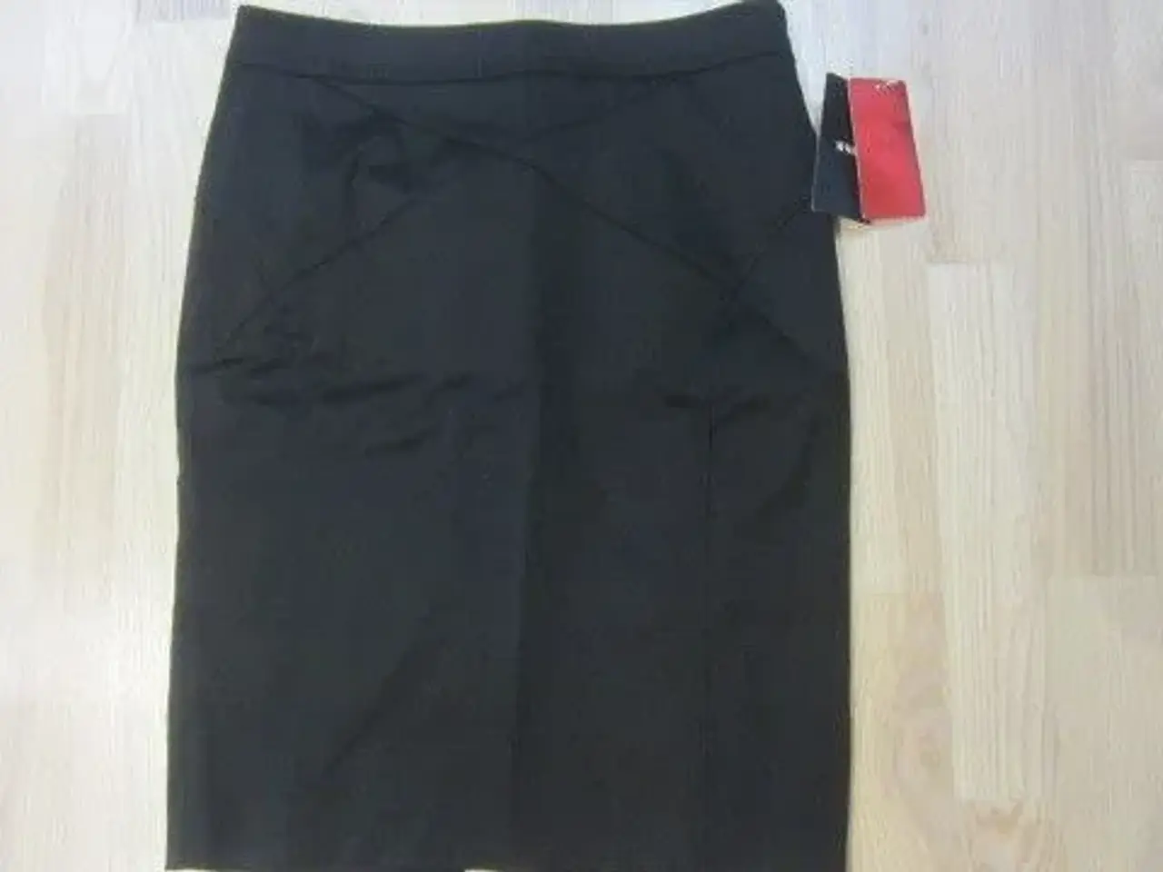 Billede 1 - Str. 38, HELT NY sort nederdel
