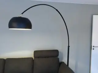 Sort standerlampe