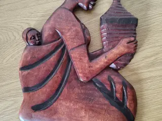 Flot afrikansk håndskåret træfigur