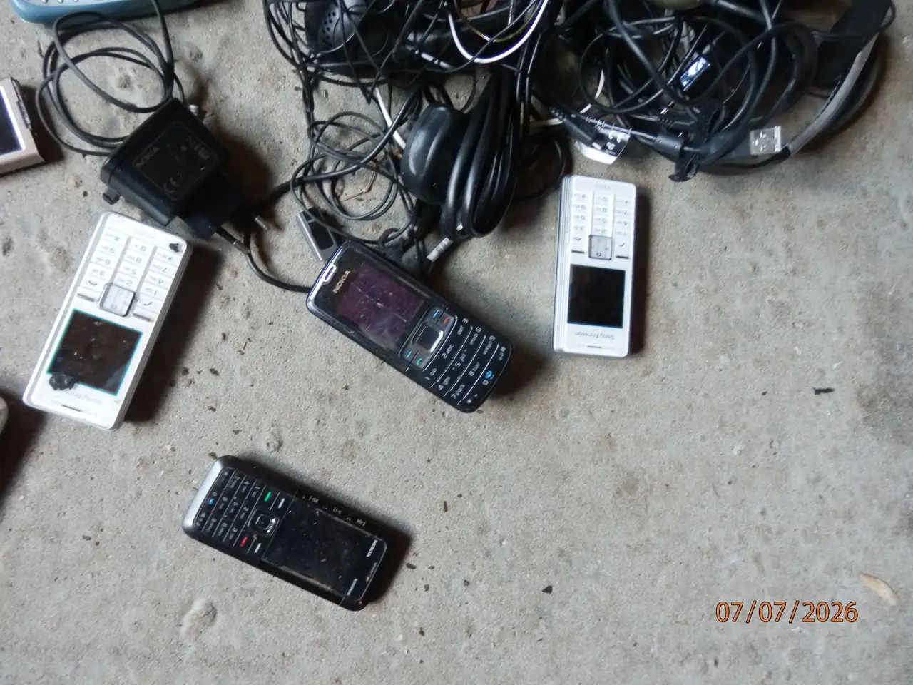 Billede 3 - Gamle mobiltelefoner mm.