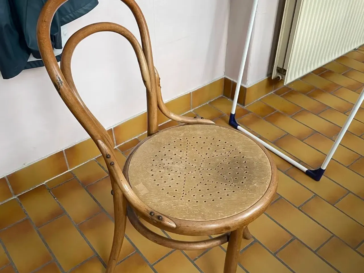Billede 3 - Ældre caféstol gives væk