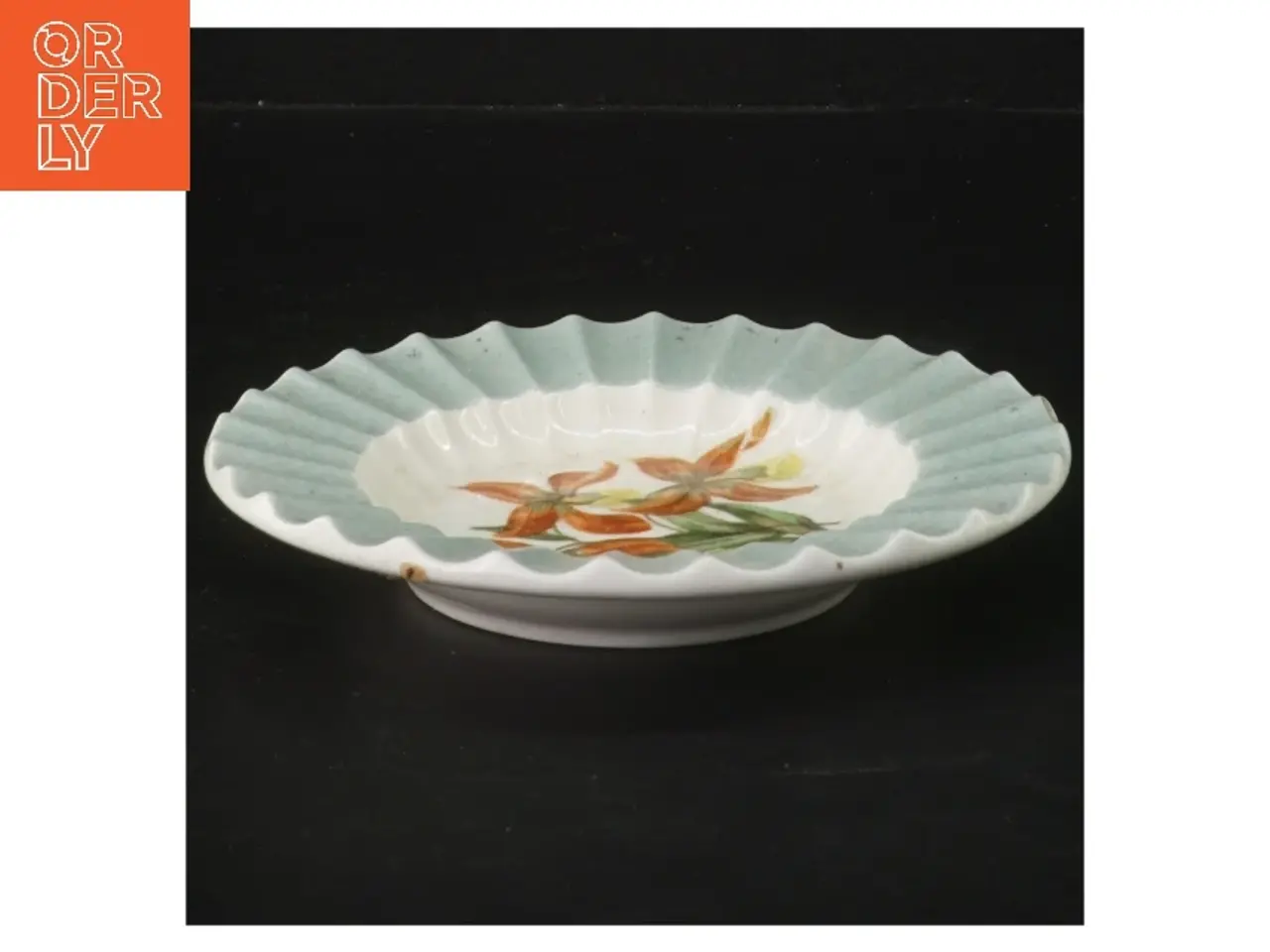 Billede 1 - Porcelænsfad med blomstermotiv fra Lyngby (str. Ø 15 cm)