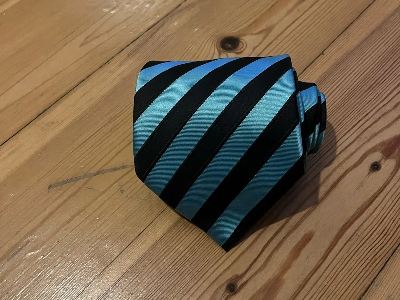 Billede 2 - Slips sort og lyseblå, polyester (ubrugt)