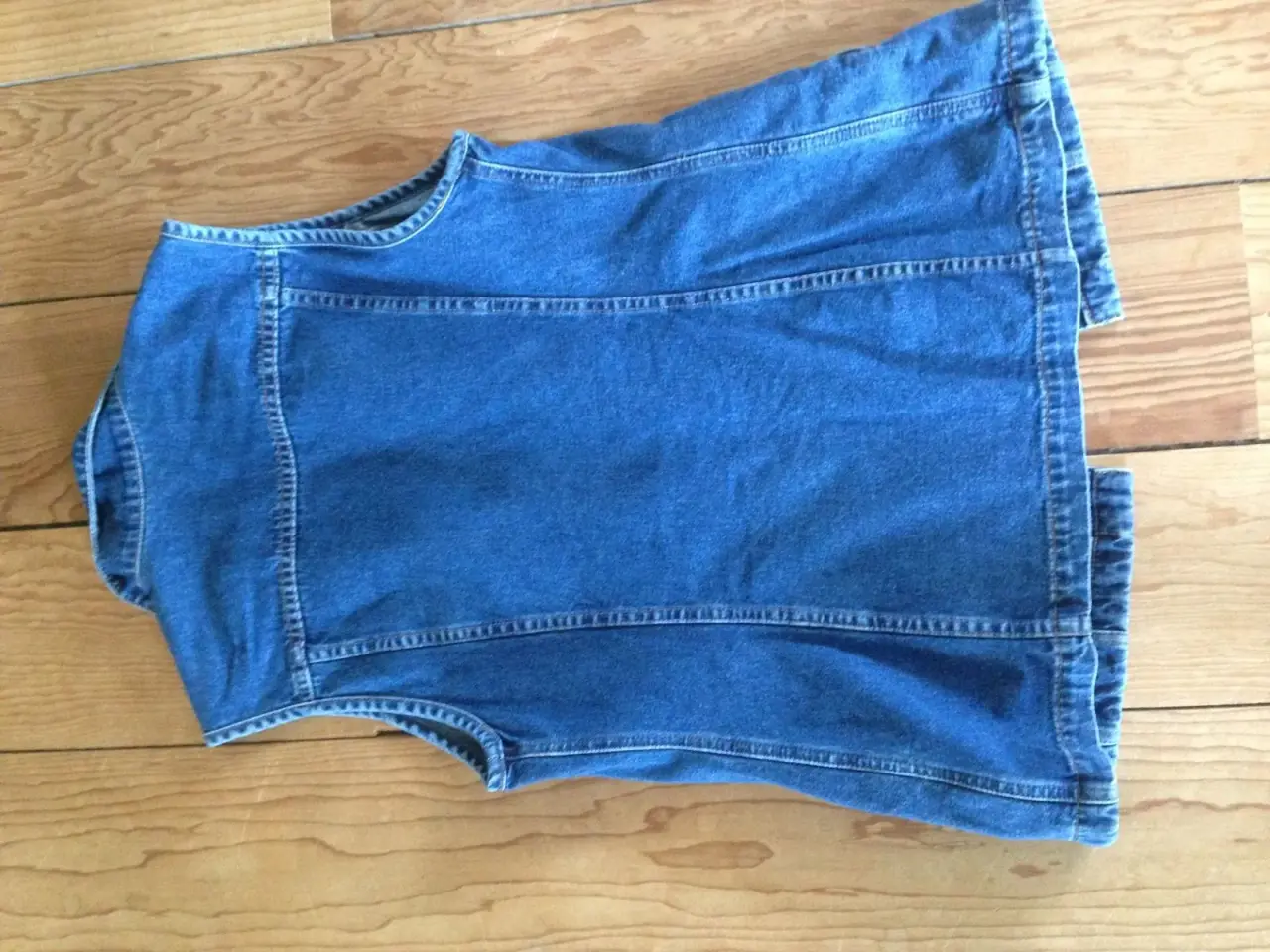 Billede 2 - Denim skjorte uden ærmer, kr 75 inkl fragt