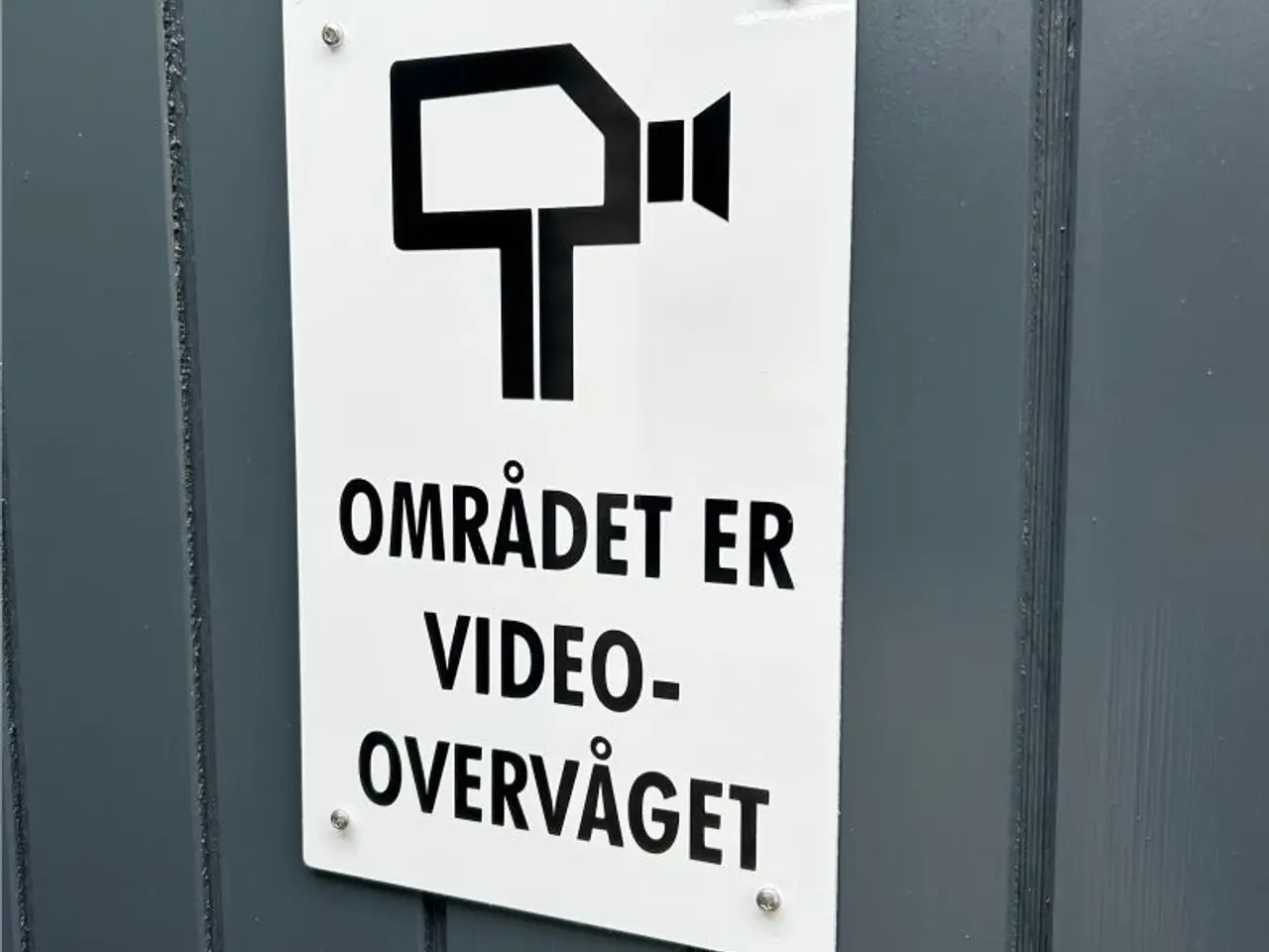 Billede 8 - Skilte med "Området er overvåget" mm